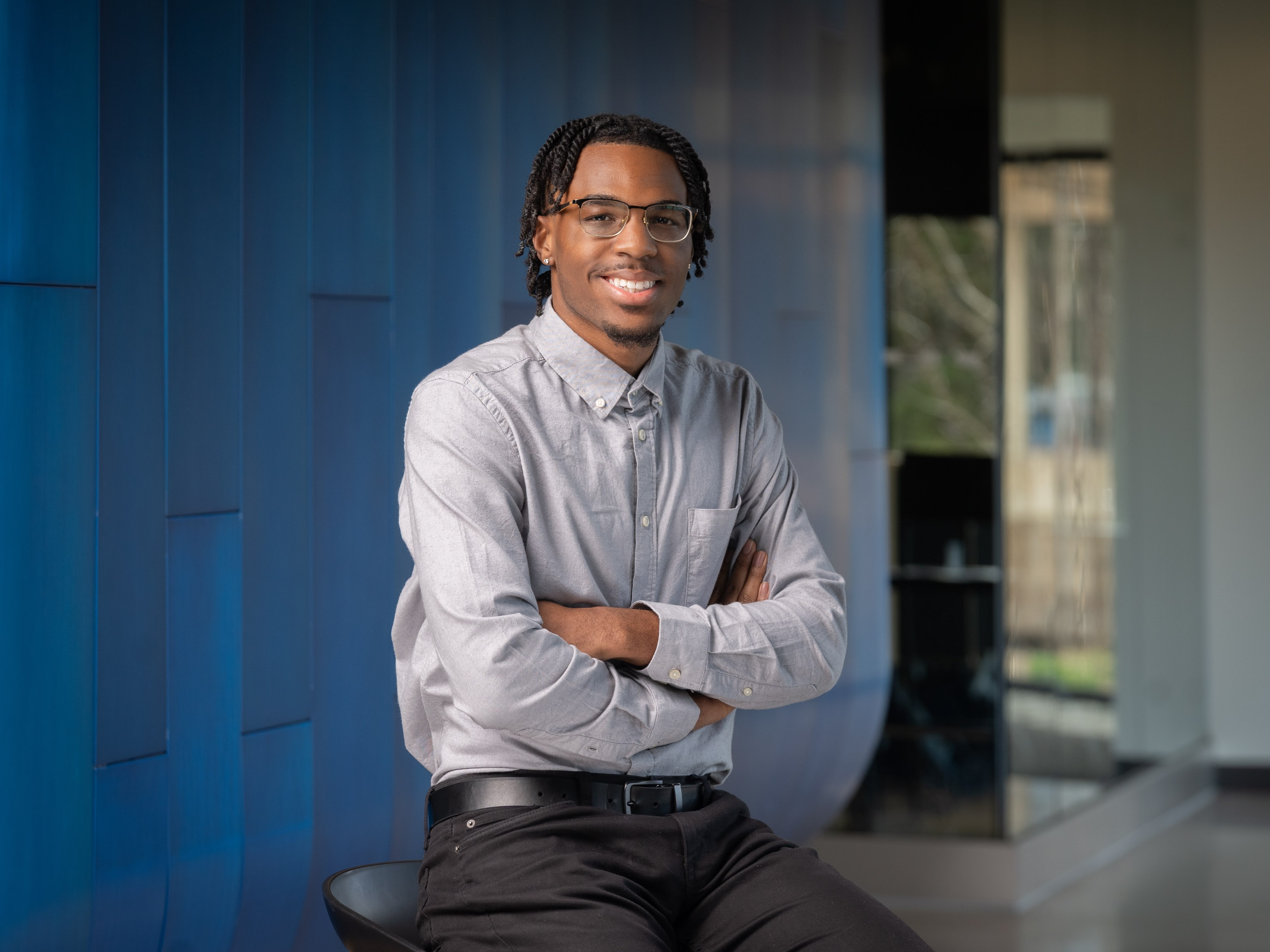 Portrait of Da'Kwon, smiling with his arms crossed